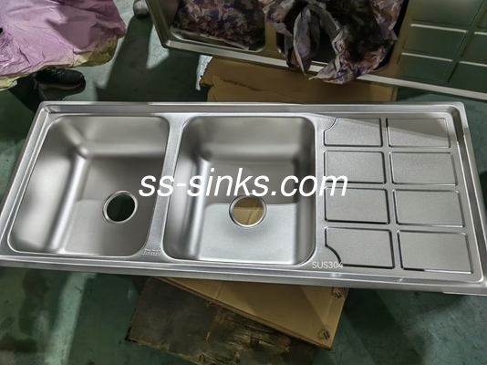 कोलेंडर सहायक उपकरण शामिल एप्रन स्टेनलेस स्टील किचन सिंक के साथ ड्रेनबोर्ड