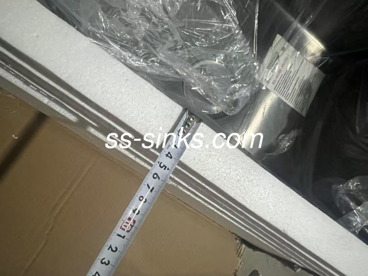 स्टेनलेस स्टील रसोई सिंगल बाउल सिंक के साथ साफ करने में आसान ड्रेनर और टिकाऊ सामग्री