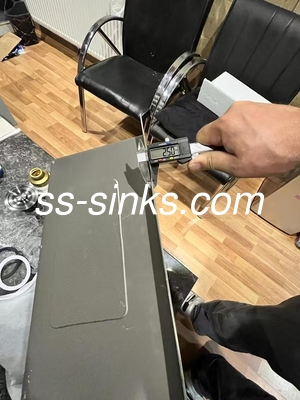 रियर ड्रेन प्लेसमेंट समान बेसिन शैली और अपशिष्ट सामान के साथ हस्तनिर्मित रसोई सिंक
